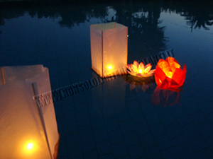 Lanterne galleggianti in piscina
