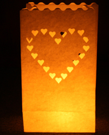 Lanterna porta candela con ritagli a cuore
